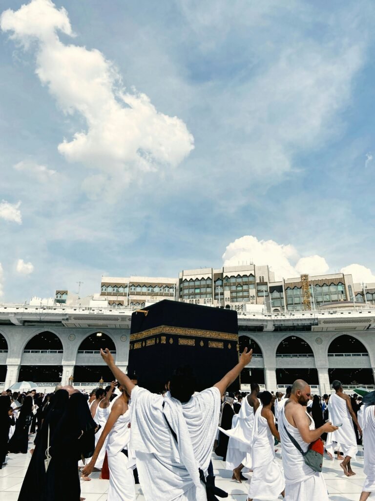pexels hatice 796619215 27130649 768x1024 1 Umroh Berapa Lama Idealnya? Ini Gambaran Jadwal untuk Jamaah Dewangga Umroh Jogja